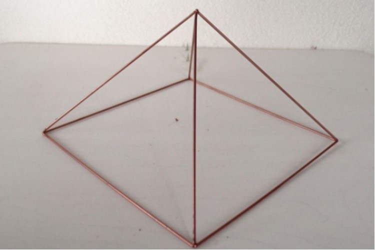Piramide Cheopes Rame con base 25 cm