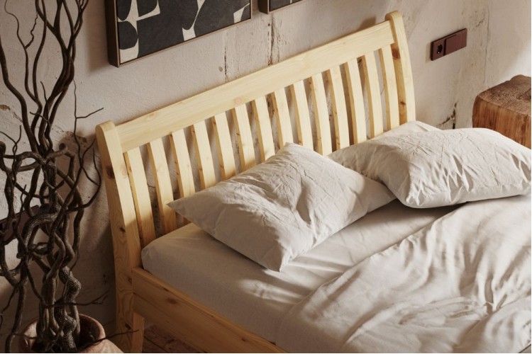 Letto in legno massello di pino Tonja con testiera Letto in legno massello di pino Tonja con testiera
