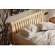 Letto in legno massello di pino Tonja con testiera Letto in legno massello di pino Tonja con testiera