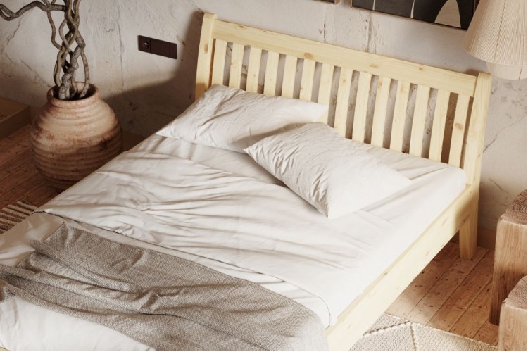 Letto in legno massello di pino Tonja con testiera Letto in legno massello di pino Tonja con testiera