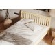 Letto in legno massello di pino Tonja con testiera Letto in legno massello di pino Tonja con testiera