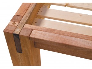 Perché scegliere un letto in legno naturale senza parti metalliche?