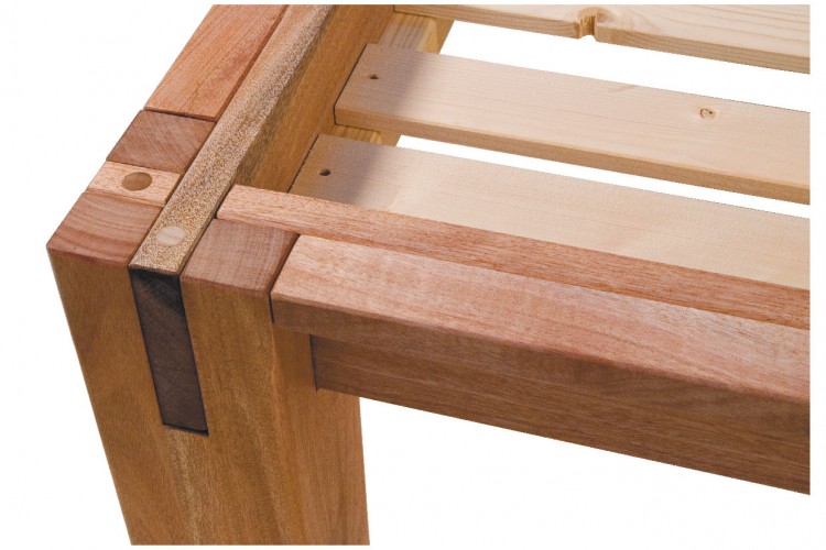 Perché scegliere un letto in legno naturale senza parti metalliche?