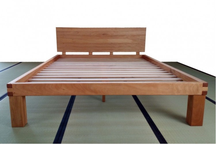 Letto in legno massello Lichene ad incastri, con testiera Letto in legno massello Lichene ad incastri, con testiera