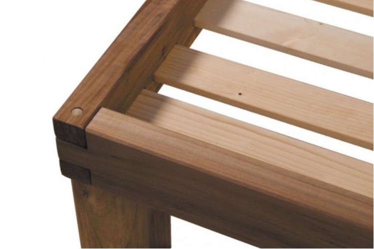 Letto in legno massello Lichene ad incastri, con testiera Letto in legno massello Lichene ad incastri, con testiera