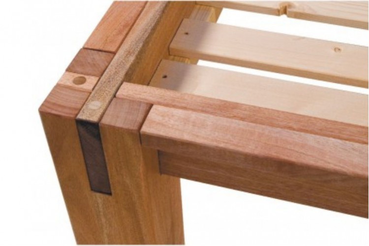 Letto in legno massello Muschio ad incastri Letto in legno massello Muschio ad incastri