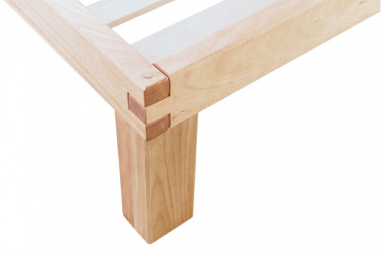 Letto in legno massello Lichene ad incastri, con testiera 