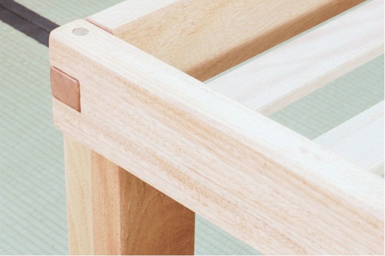 Letto in legno massello Lichene ad incastri, con testiera 