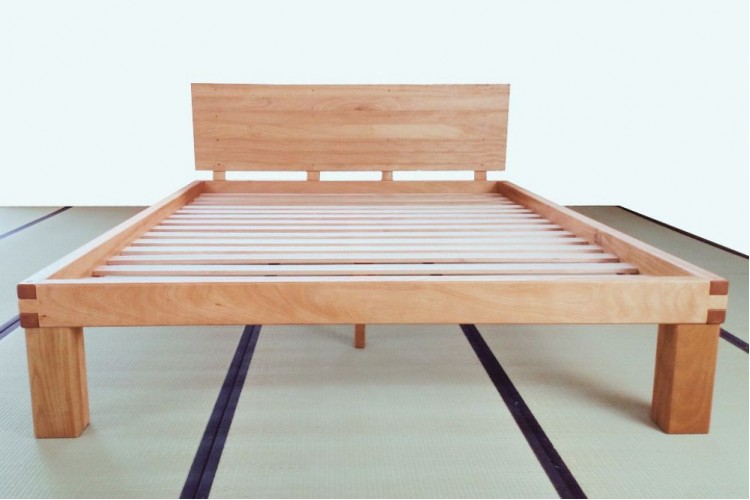 Letto in legno massello Lichene ad incastri, con testiera 